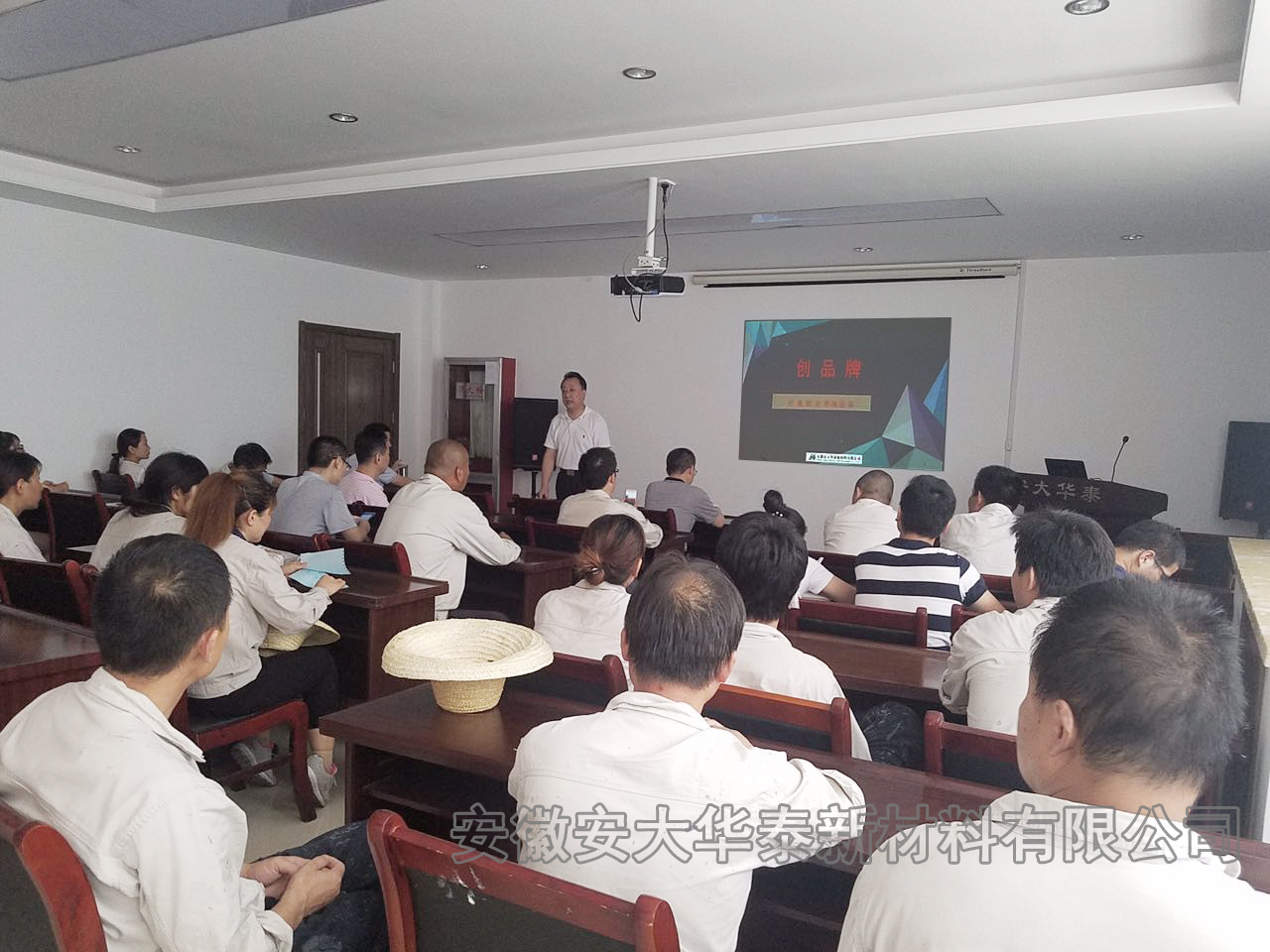 總經(jīng)理許戈文做了“我們?yōu)槭裁匆獑?dòng)品牌建設(shè)”的致辭