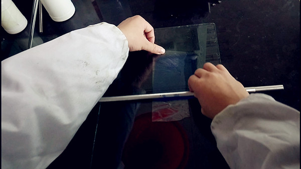 絲棒在PET膜上刮一層水性聚氨酯樹脂