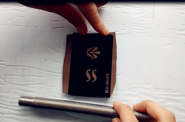 用刮棒將水性聚氨酯植絨膠水均勻刮涂與PU革表面