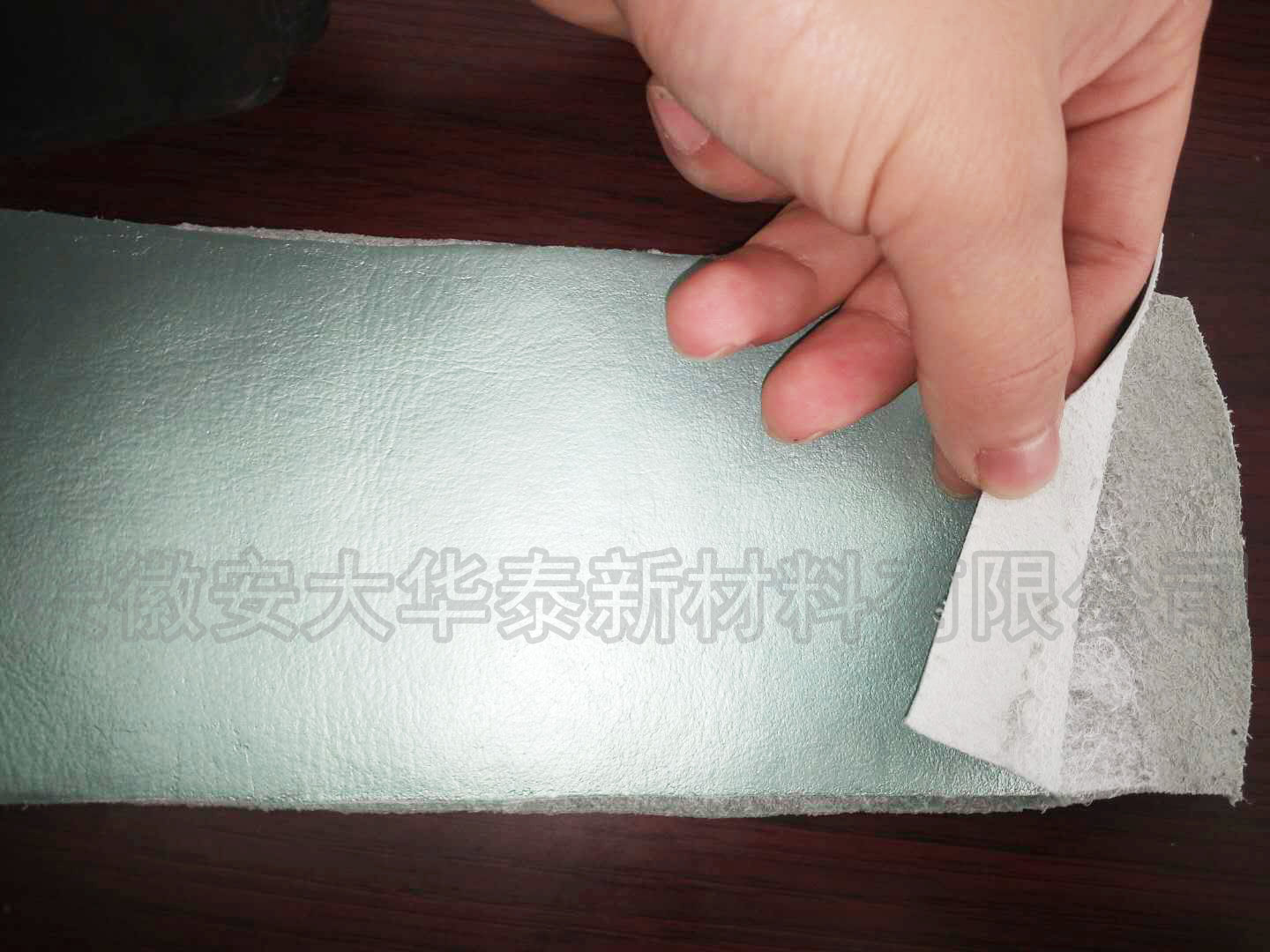 皮革復(fù)合，水性PU樹脂應(yīng)用于皮革復(fù)合。