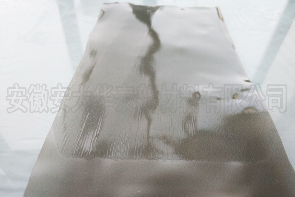 刮涂膠后，膠層干燥后的PVC膜