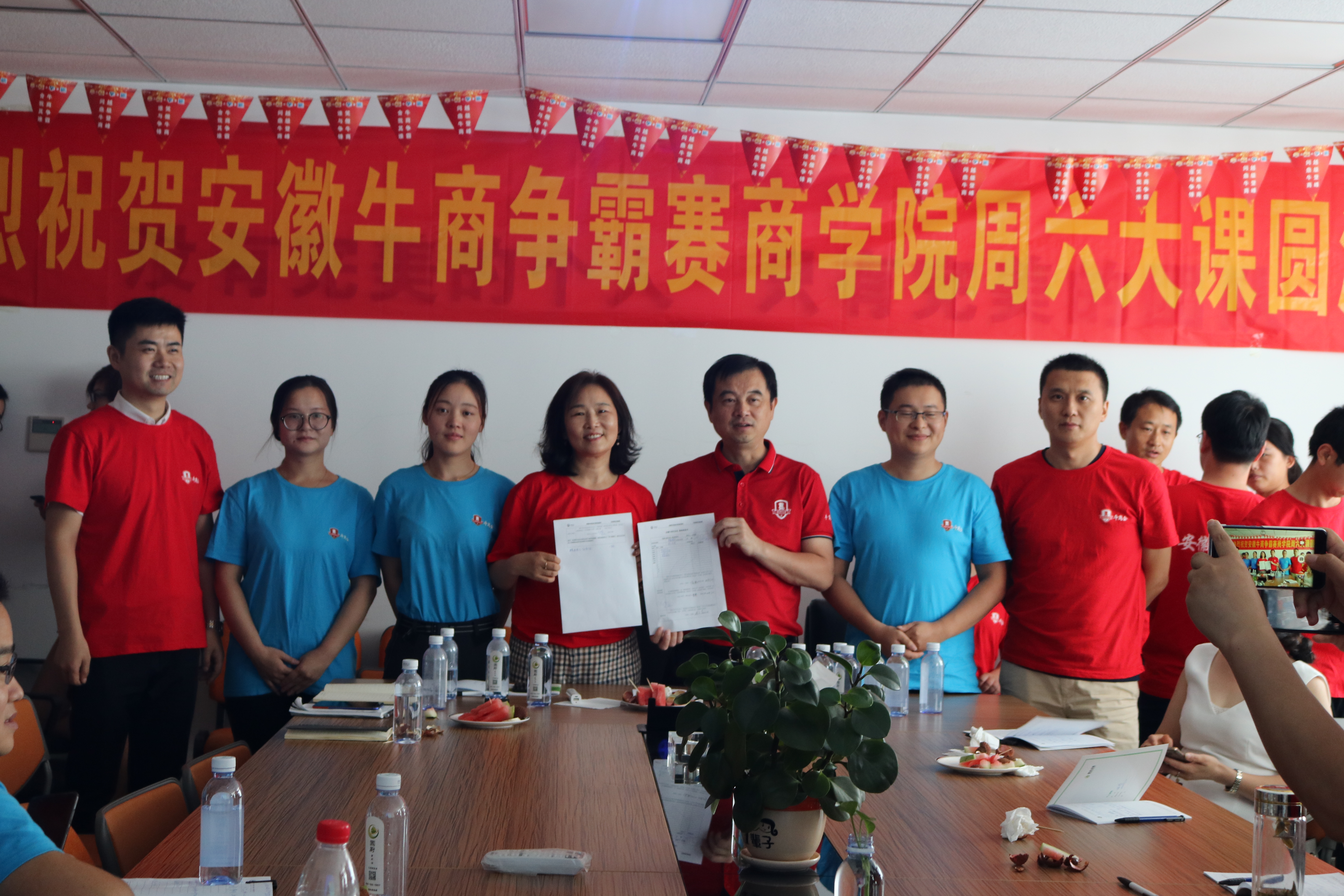 牛商會長陳飛與圓廚油脂總經理張云翔合影 牛商會長陳飛與圓廚油脂總經理張云翔合影